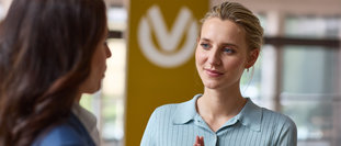 Eine junge Frau führt ein persönliches Gespräch mit einer Finanzcoach der DVAG – Symbolbild für den Einstieg in die Selbstständigkeit und die Begleitung auf dem Weg zur eigenen beruflichen Zukunft.