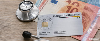 Elektronische Gesundheitskarte, Stethoskop und Euro-Banknoten auf einem Tisch – Symbolbild für die gesetzliche Krankenversicherung, Gesundheitskosten und die finanziellen Auswirkungen geplanter Reformen.