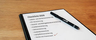Checkliste mit Stift – Sinnbild für die jährliche Checkliste zur Absicherung und Planung.