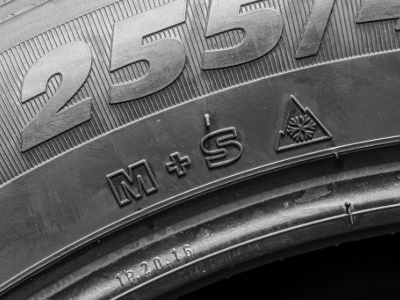 Detaillierte Abbildung eines Winterreifens mit dem Alpine Symbol "M+S"