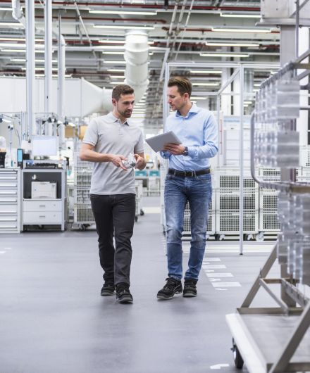 Zwei Männer auf der Arbeit mit Dokumenten in der Hand 