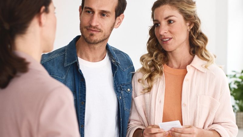 Beratungsgespräch Paar, zwei Frauen und ein Mann