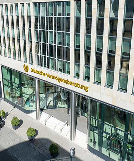 Der Eingang der Unternehmenszentrale der Deutschen Vermögensberatung in Frankfurt