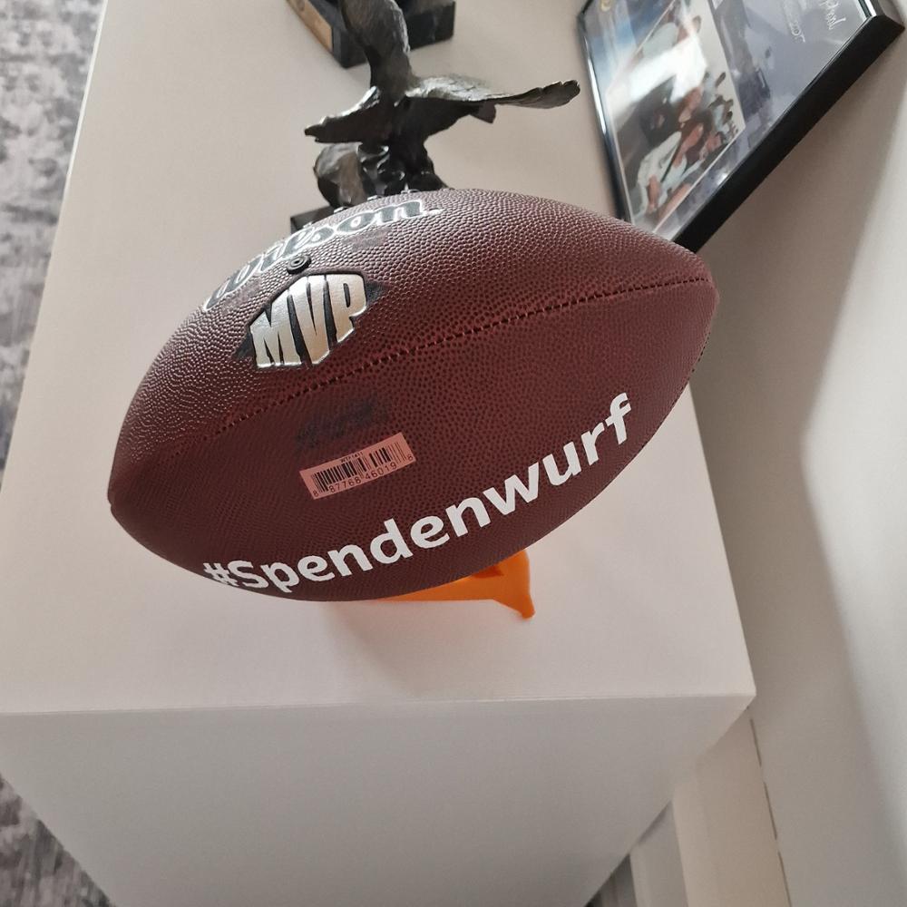 Spendenwurf für einen guten Zweck.