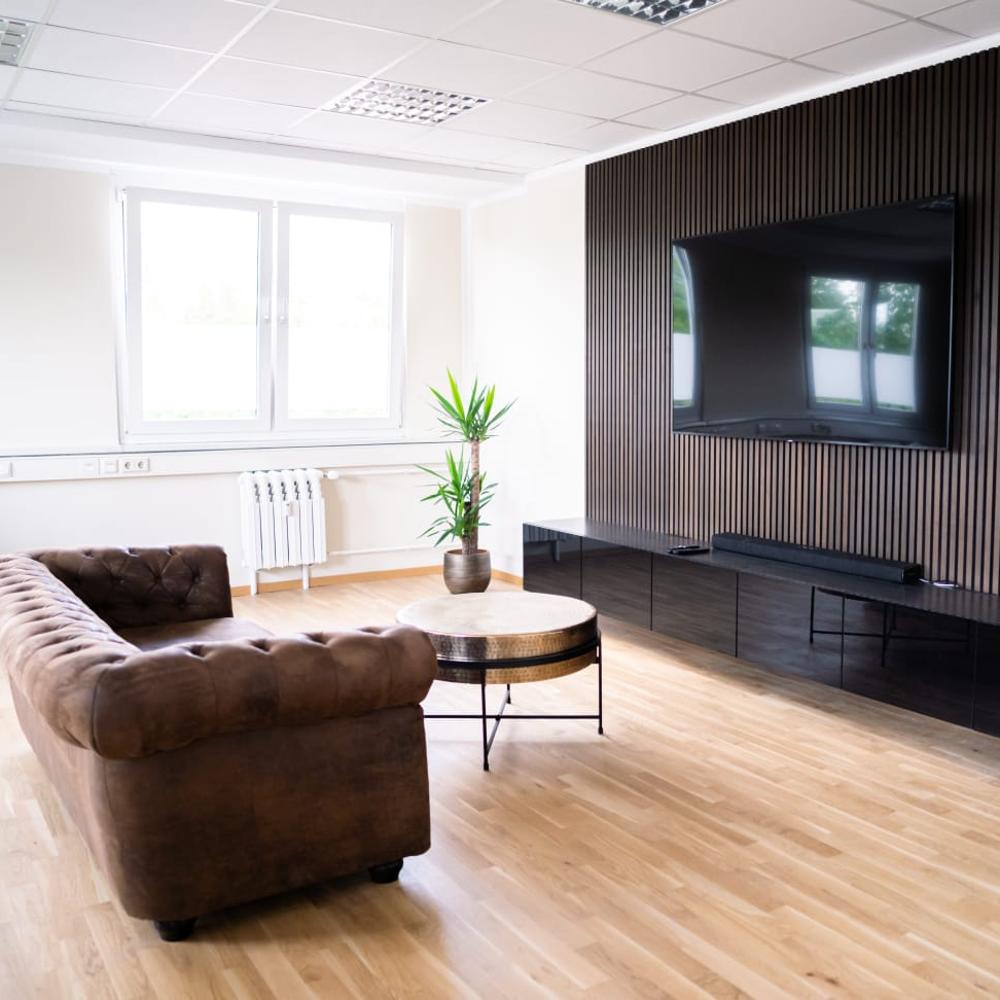 Unser Büro: Arbeitsplatz mit Ruhebereich